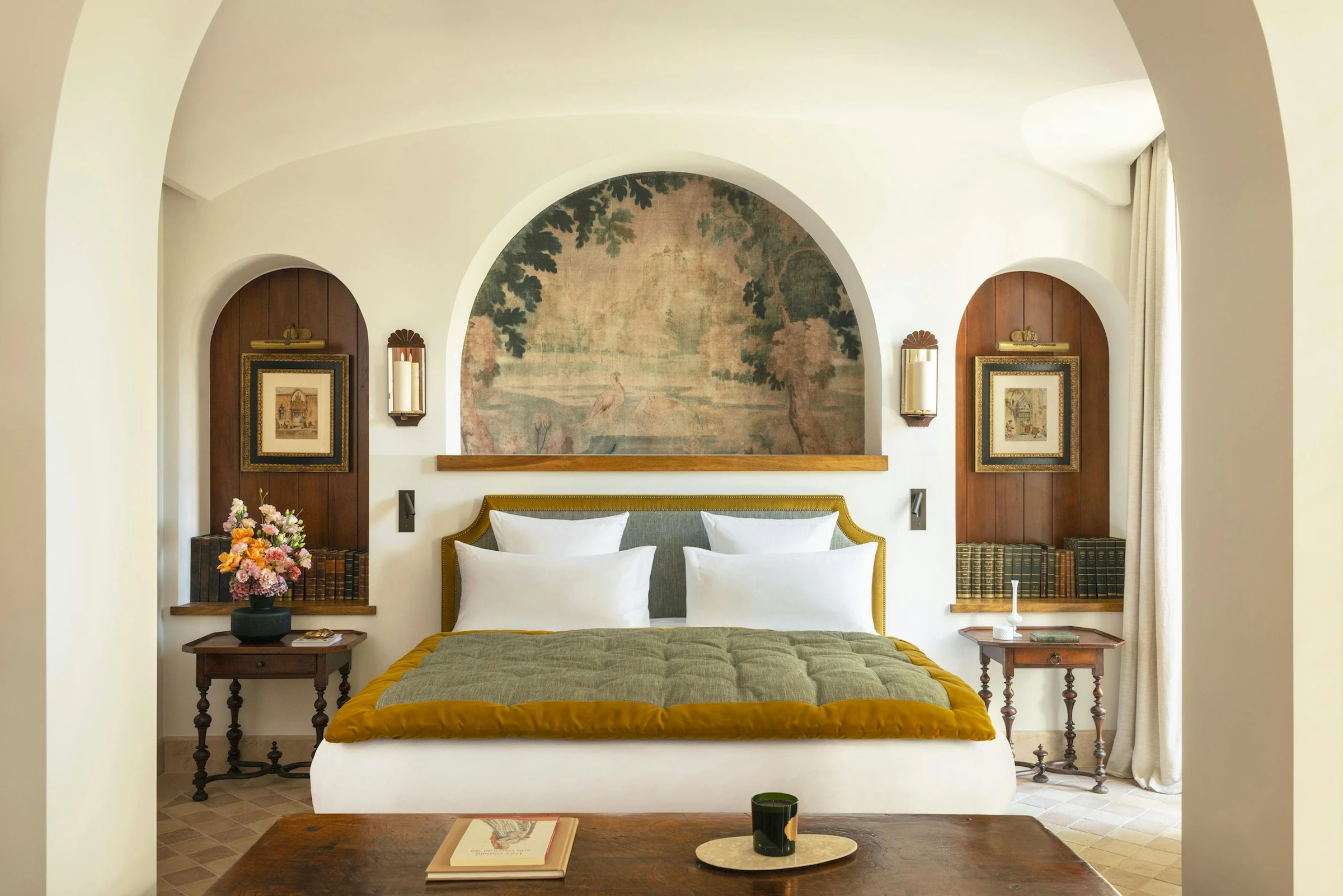 Bedroom with arched alcoves and tapestry at Airelles Venezia